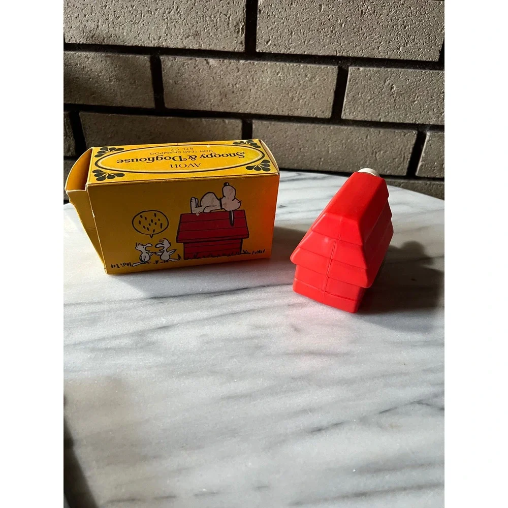 NIB AVON 60s Snoopy Doghouse Non Tear Shampoo Bottle 8 Fl Oz Vintage Collectible